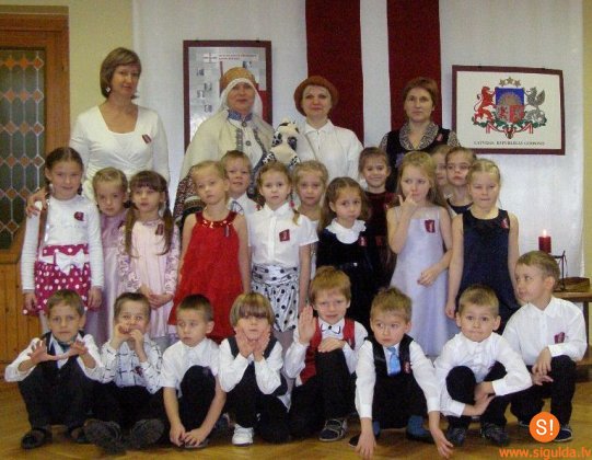 Bērnudārzā „Ābelīte” svin Latvijas dzimšanas dienu