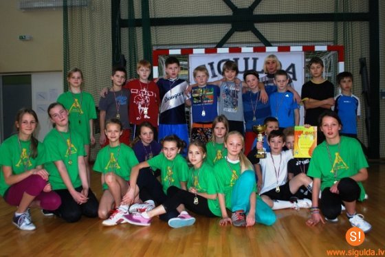 Finālsacensībās tautasbumbā triumfē Siguldas pilsētas vidusskola