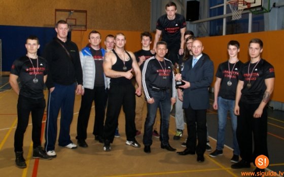 Siguldas komanda izcīna 3.vietu sacensībās spiešanā guļus ar stieni