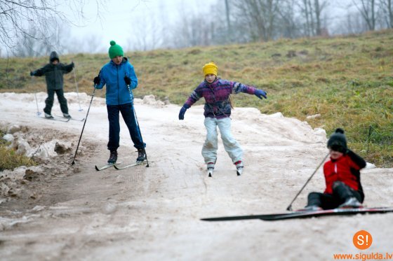 Jaunie slēpotāji jau aizvada treniņus jaunajā distanču slēpošanas trasē
