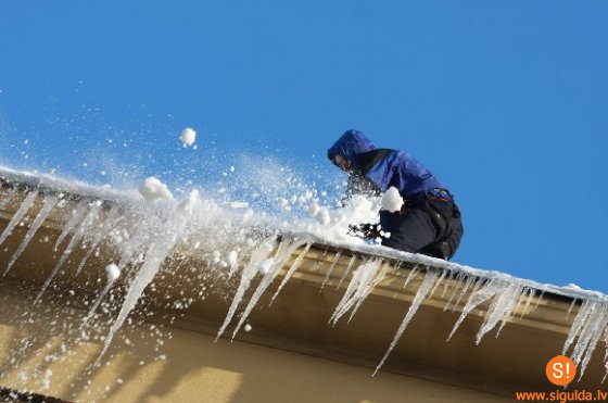 Aicina tīrīt jumtus no sniega un lāstekām