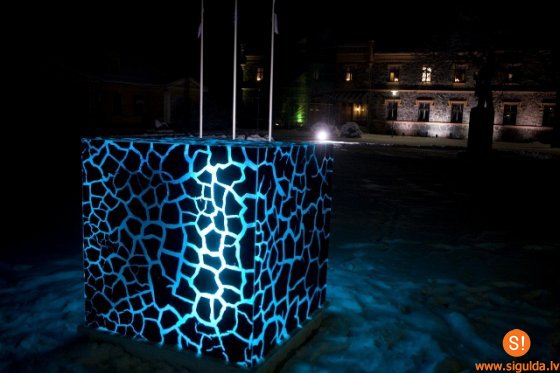 PAPILDINĀTS — Gaismas objekti Siguldas Jaunās pils dārzā