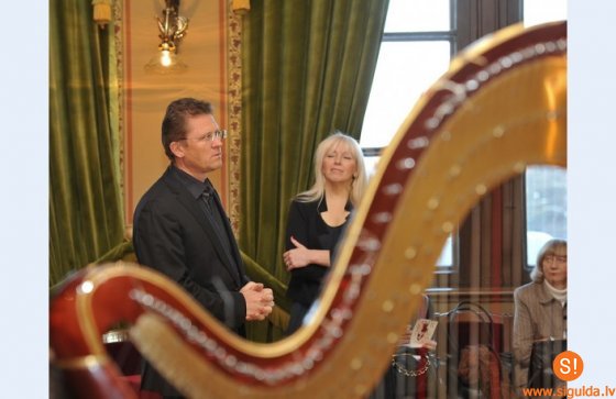 Koncertzāle „Baltais Flīģelis” laidusi klajā operdziedātāja Egila Siliņa disku