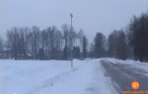 Allažos izbūvēts apgaismojums gājēju ietvei uz skolu (VIDEO)