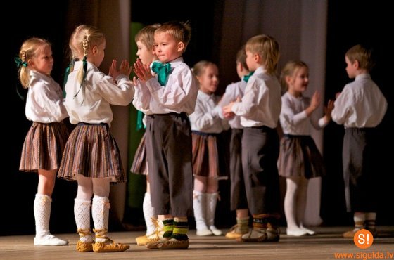 Siguldā notika mazo novadnieku sadraudzības deju koncerts