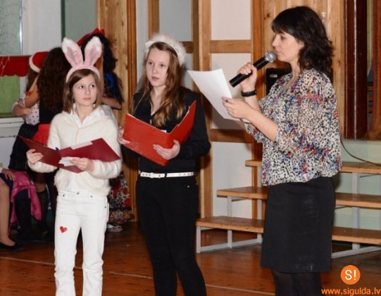 Pilsētas vidusskolā aizvadīta Jautrā balle Pasaku zemē