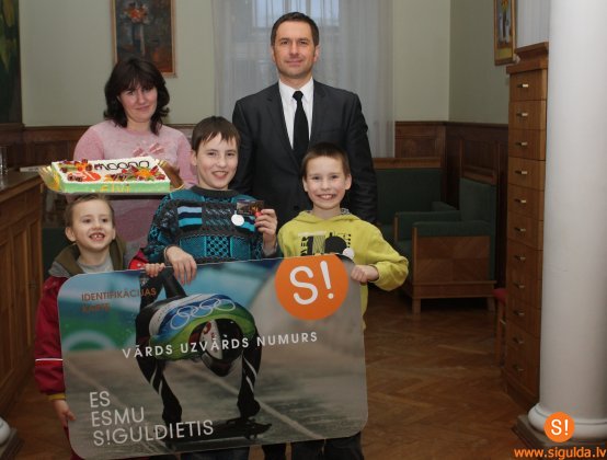 Siguldas novadā deklarētā iedzīvotāja identifikācijas karti saņēmis desmittūkstošais siguldietis