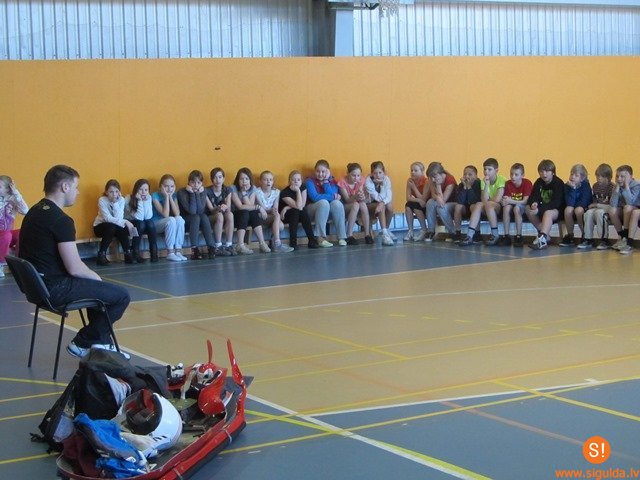 Juris Šics vada sporta stundu Siguldas 1.pamatskolā
