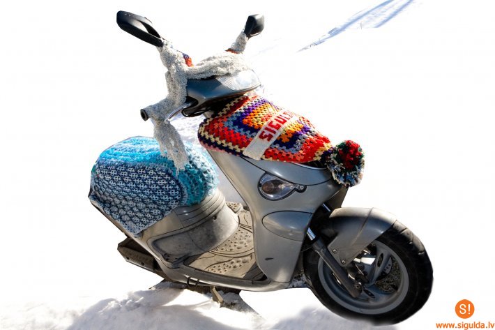 Apskati īpaši uztjūnētu motorolleri pie Siguldas Laimas pulksteņa!