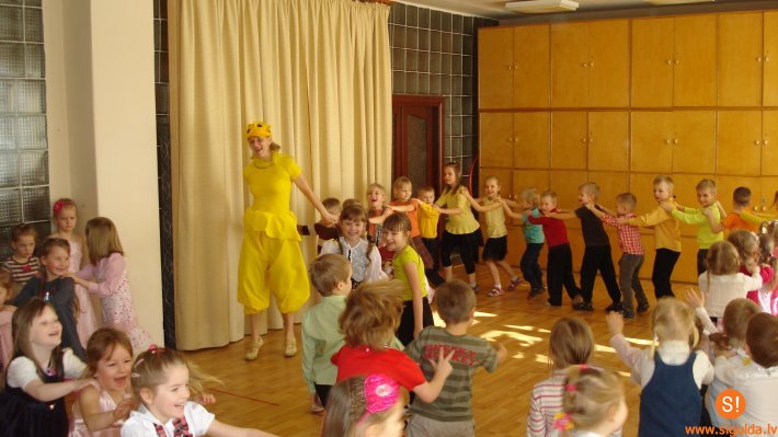 „Pīlādzītis” dzimšanas dienā saņem dāvanu – grupiņu nosaukumus