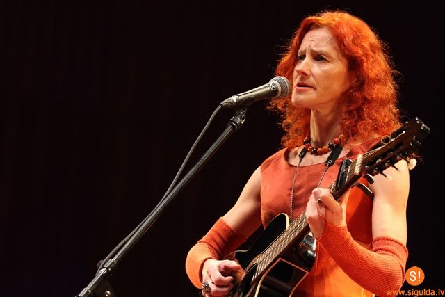 Dziesminiece Anta Eņģele koncertē Allažu luterāņu baznīcā