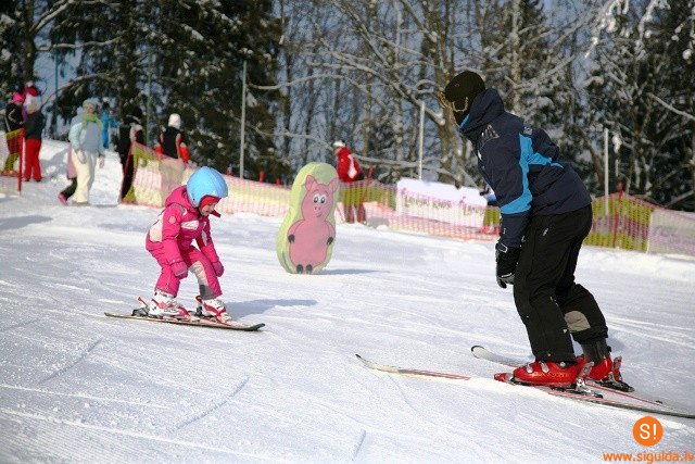 Lieldienas Reiņa trasē ar bērnu skoliņas noslēguma pasākumu un olu slalomu