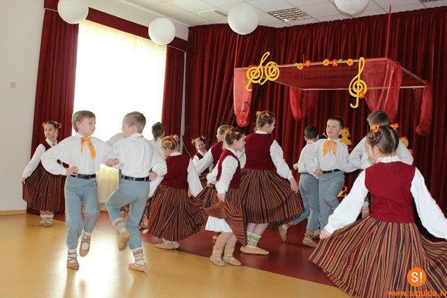 Deju kolektīva „Purenīte” bērni uzstājās bērnudārzā „Ieviņa”