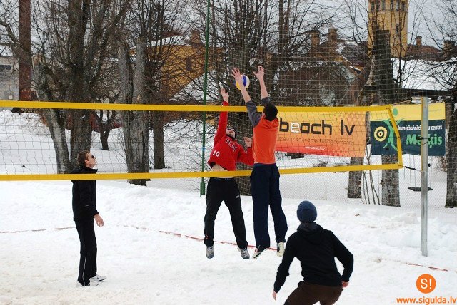 Pirmo reizi Siguldā nospēlēts pludmales volejbols sniegā