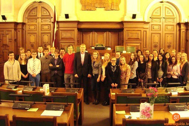 Ģimnāzijas skolēniem mācību stunda Saeimā