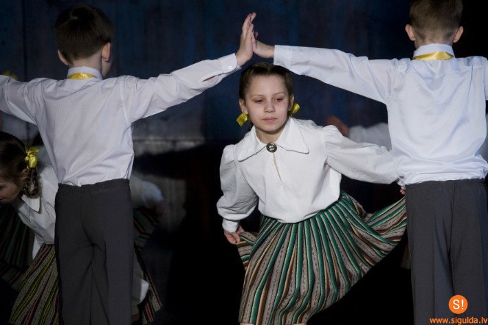 Siguldas 1.pamatskolas deju kolektīva „Purenīte” svin 19 gadus