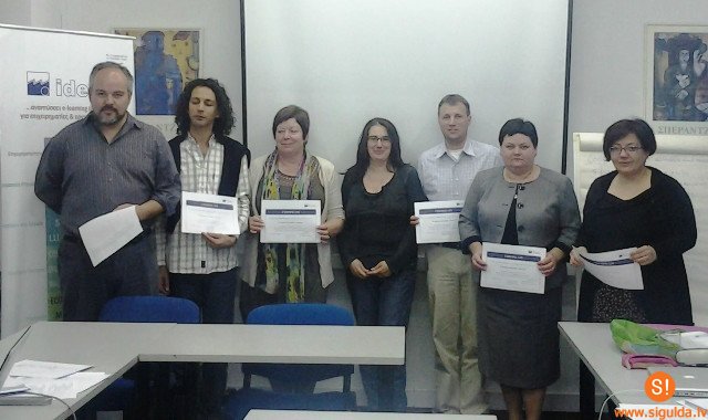 Pilsētas vidusskolas direktore diskutē par izglītības kvalitāti