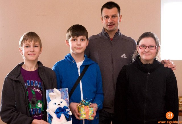 Martins Dukurs pasniedz Soču olimpisko talismanu