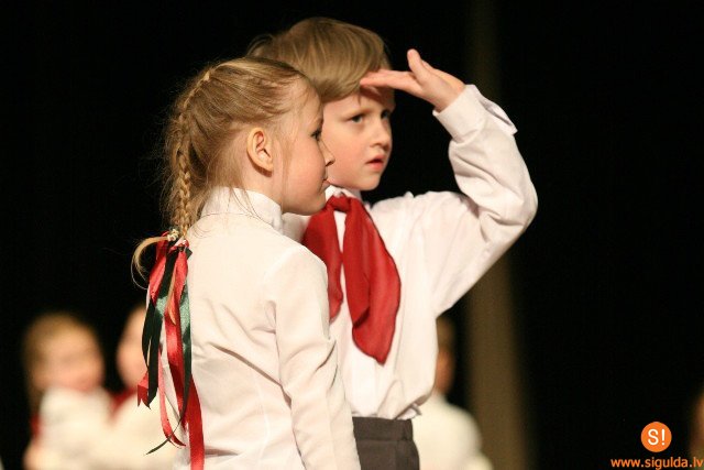 Bērnudārza „Ābelīte” bērni dejo Salaspilī