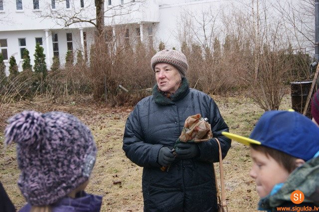 Skolēni piedalās ekskursijā „Bibliotēka – agrāk un tagad”