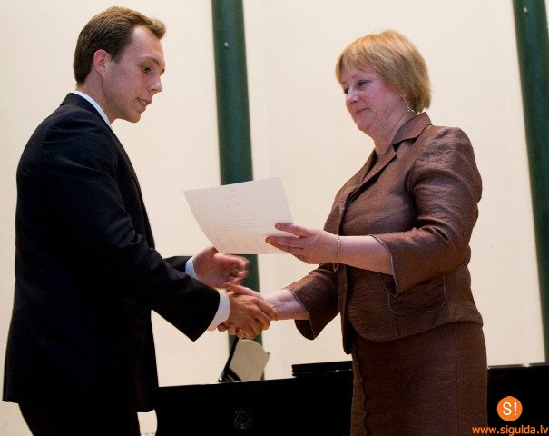 Pašvaldība godina skolēnus un pedagogus