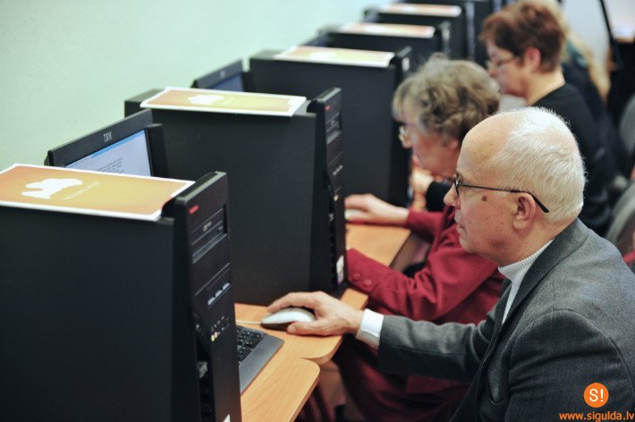 Pirmās senioru grupas Siguldā uzsāk „Pieslēdzies, Latvija!” datorapmācības