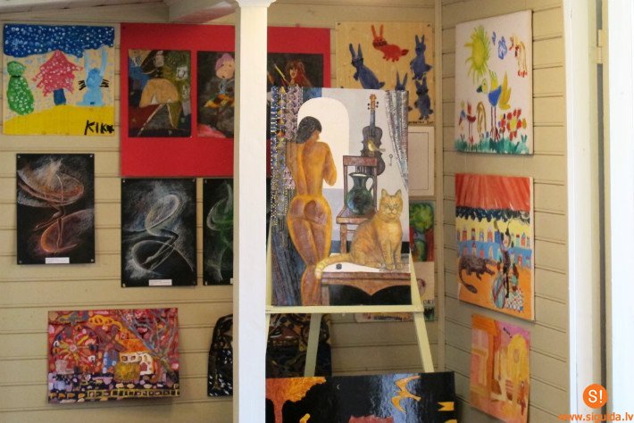 Mākslinieks Jānis Anmanis glezno Krimuldas muižā