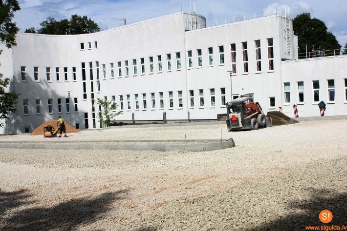 Pie Mākslu skolas „Baltais Flīģelis” tiek izbūvēta autostāvvieta