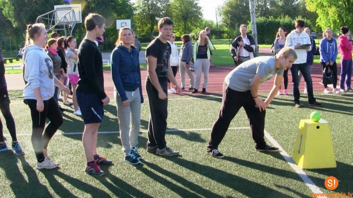 Siguldas vidusskolēni mērojas spēkiem sporta spēlēs