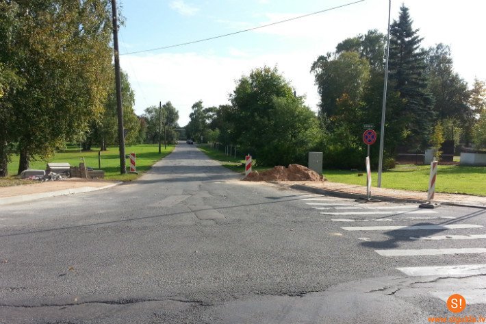 Tiek uzlabota satiksmes drošība Raiņa un Pils ielas krustojumā