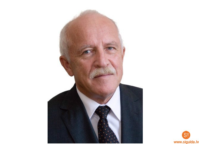 Siguldas Valsts ģimnāzijas direktors saņem apbalvojumu