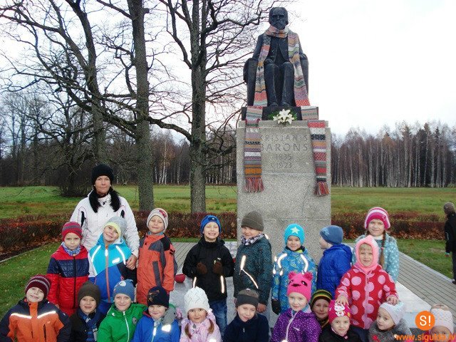 Gājiens uz Krišjāņa Barona pieminekli