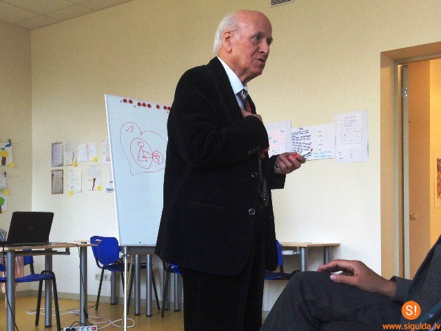 Eksperts Šalva Amonašvili atzinīgi vērtē Laurenču sākumskolu