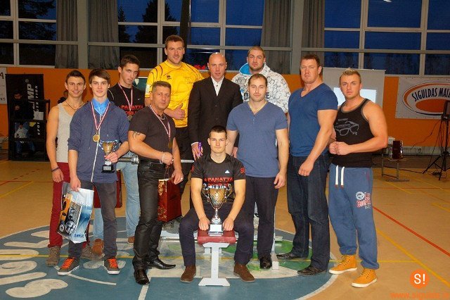 Siguldas komanda uzvar sacensībās spiešanā guļus ar svaru stieni