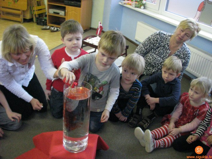 „Kastanīši” veido dāvaniņas ar Latvijas karoga simboliku