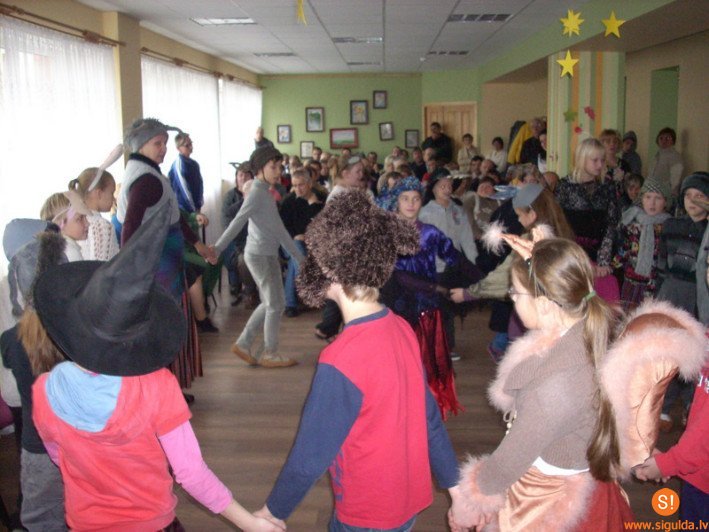 Skolēni iepriecina Allažu pansionāta iemītniekus