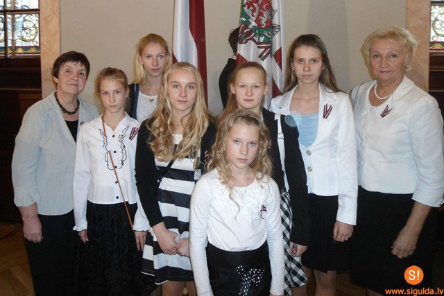 Allažu pamatskolas labākie zīmētāji tiekas ar Valsts prezidentu