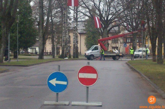 Siguldā uzstāda Ziemassvētku rotājumus, paredzēti satiksmes ierobežojumi