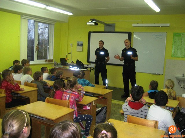 Siguldas pašvaldības policistu viesošanās Siguldas pilsētas vidusskolā