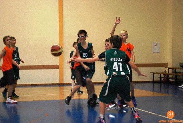 Sporta skolas basketbolisti cīnās ar mainīgām sekmēm