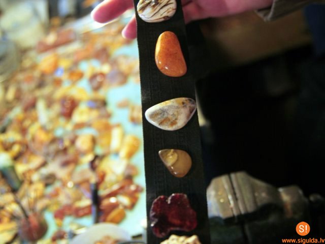 Aicina uz izstādi un sarunu „Viss par dzintaru“