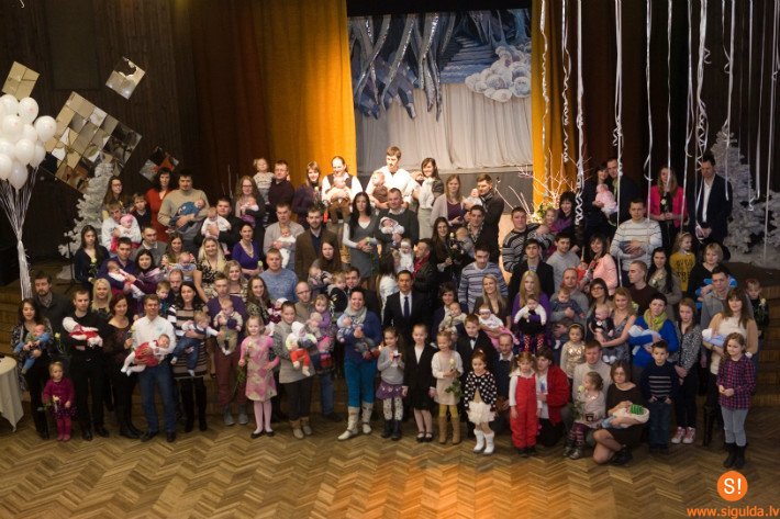 PAPILDINĀTS: Pašvaldība sveic 2013.gada otrajā pusgadā dzimušos novadniekus (VIDEO)