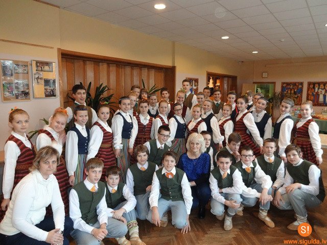 Siguldas 1.pamatskolas kolektīvs „Purenīte” uzstājas Bauskā