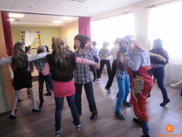 Meteņbērni viesojas Sociālajā aprūpes centrā „Allaži”