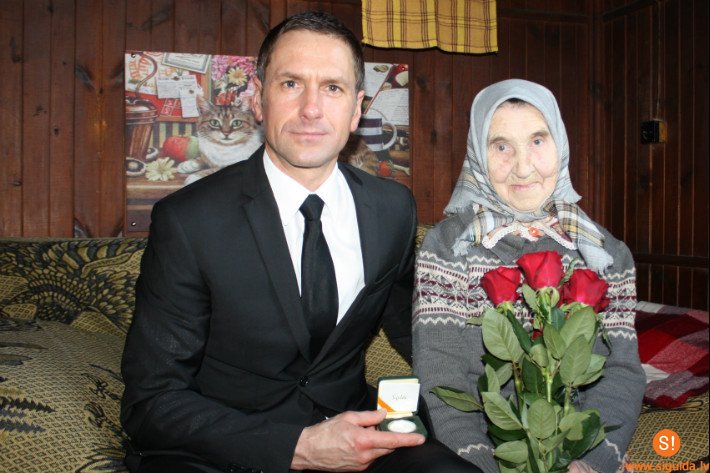 Domes priekšsēdētājs sveic allažnieci Lūciju Brazauskaiti 100 gadu jubilejā