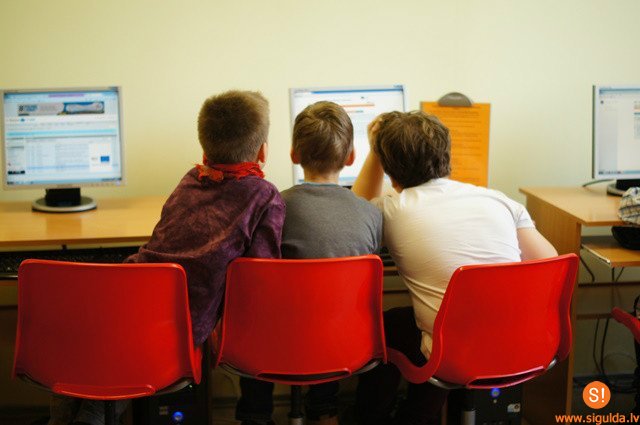 Jaunieši un seniori veiksmīgi apgūst E‑prasmes Siguldas novada bibliotēkā