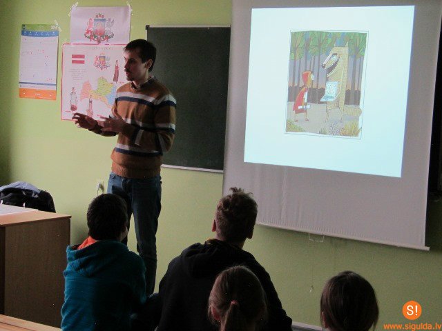 Skolēni piedalās nodarbībā par drošu internetu