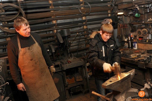 Turaidas smēdē amata prasmēs dalīsies kalējs