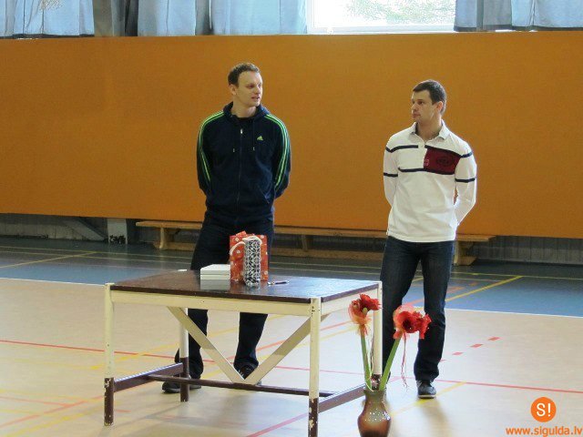 Skolēni sporto un tiekas ar brāļiem Dukuriem