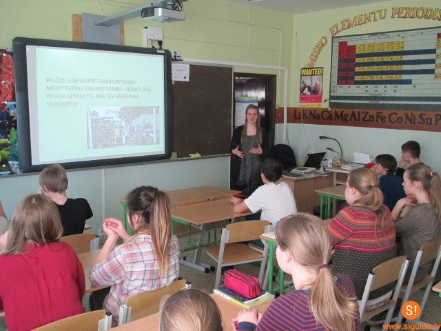 Skolēni piedalās nodarbībā par vidi